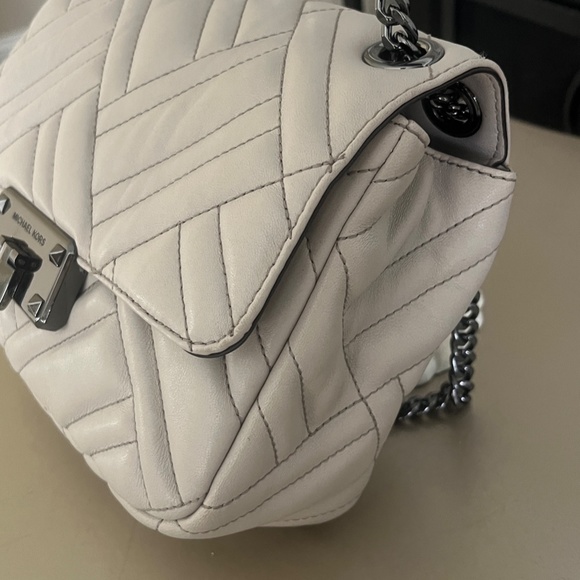 Michael Kors Model: Peyton Quilted Cement Color Crossbody with Gunmetal Chain - Picture 13 of 15